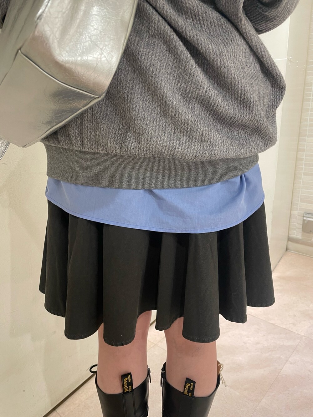 グレー系のTシャツ/カットソー、ブルー系のシャツ/ブラウス、ブラック系のスカートを着用したレディースの冬コーディネートの7枚目の写真