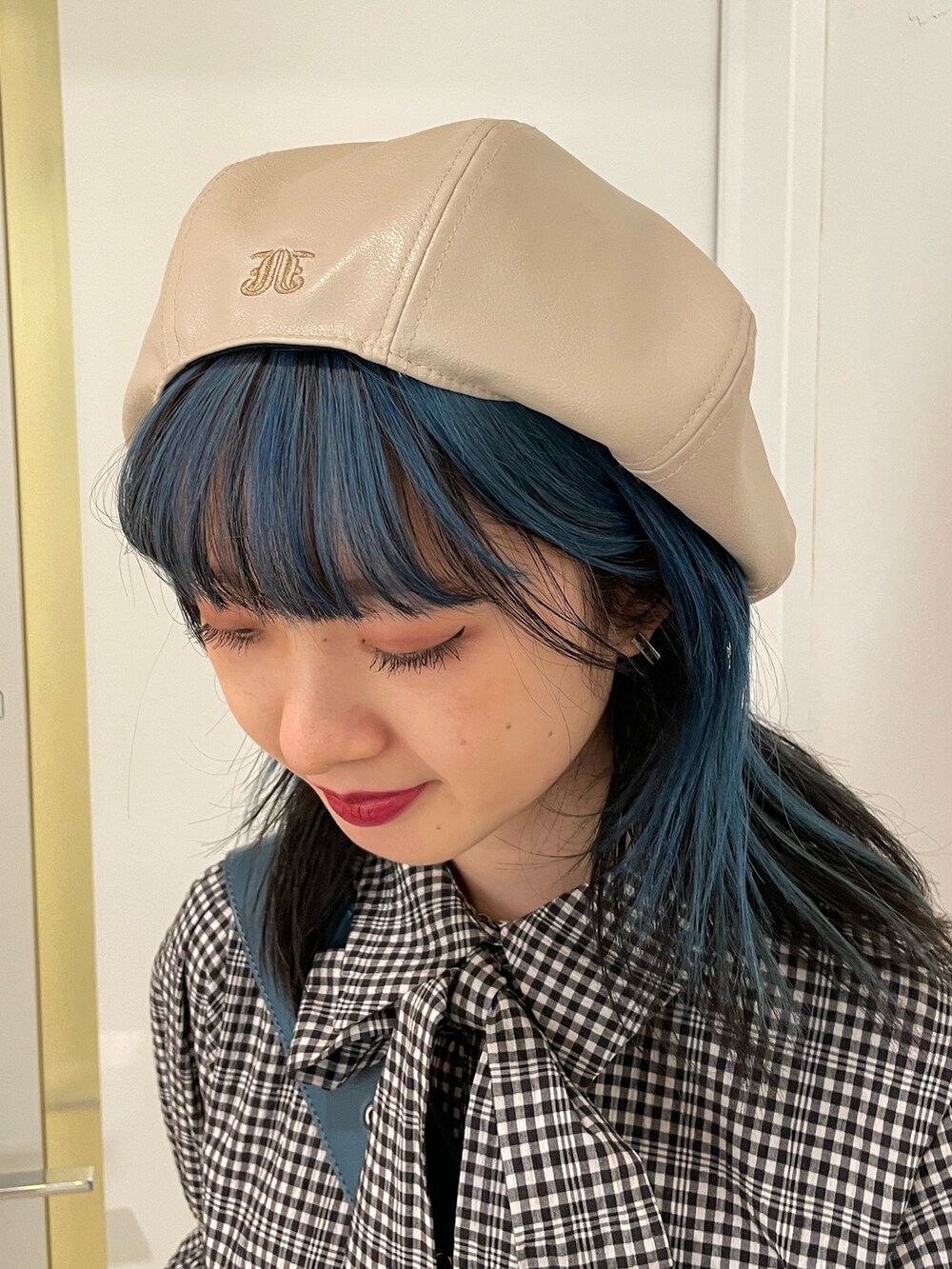 その他のシャツ/ブラウス、ブルー系のメッセンジャーバッグ、ブラック系のブーツを着用したレディースの冬コーディネートの9枚目の写真