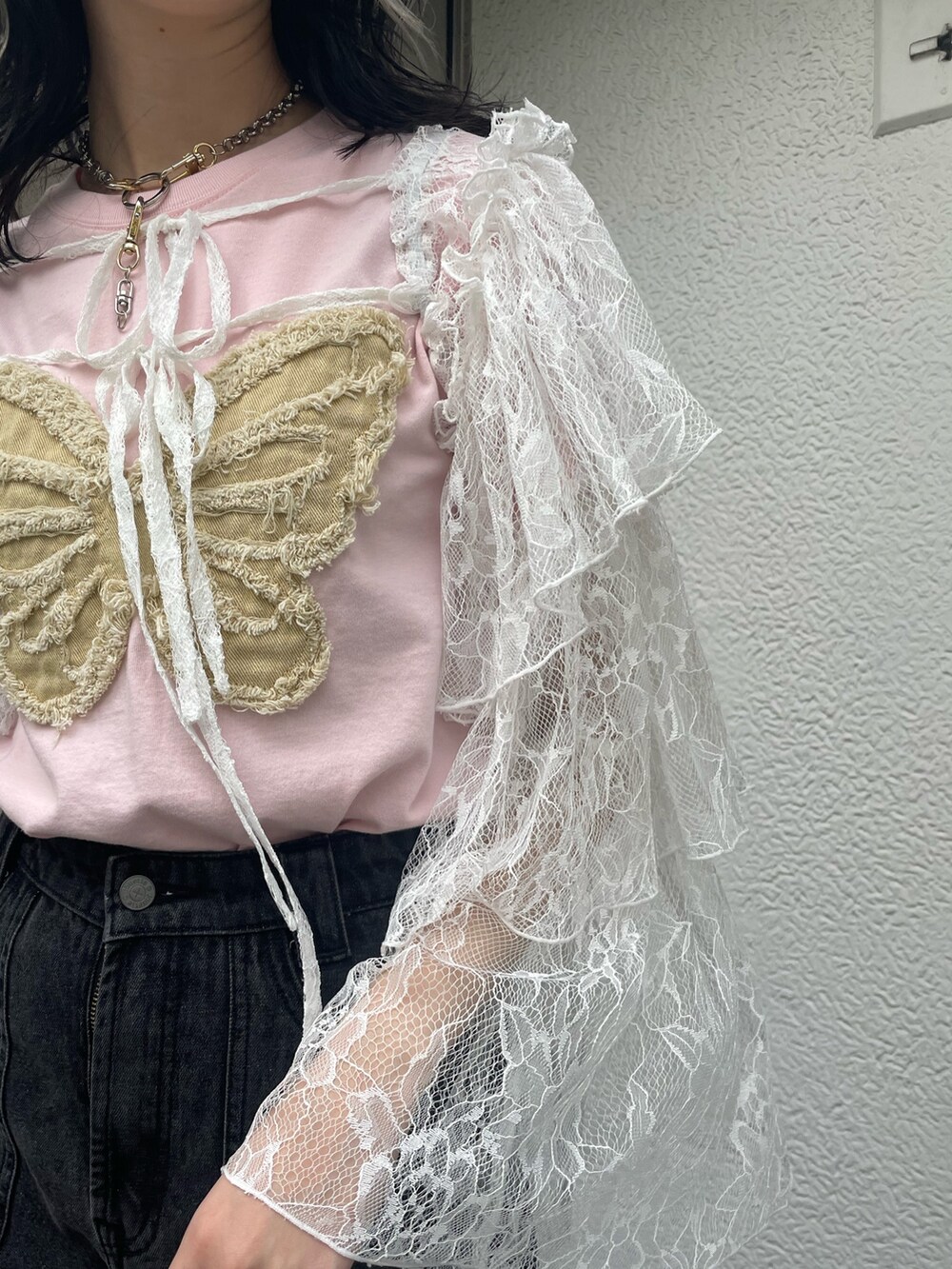 ピンク系のTシャツ/カットソー、ホワイト系のシャツ/ブラウス、ブラック系のカーゴパンツを着用したレディースの春コーディネートの6枚目の写真