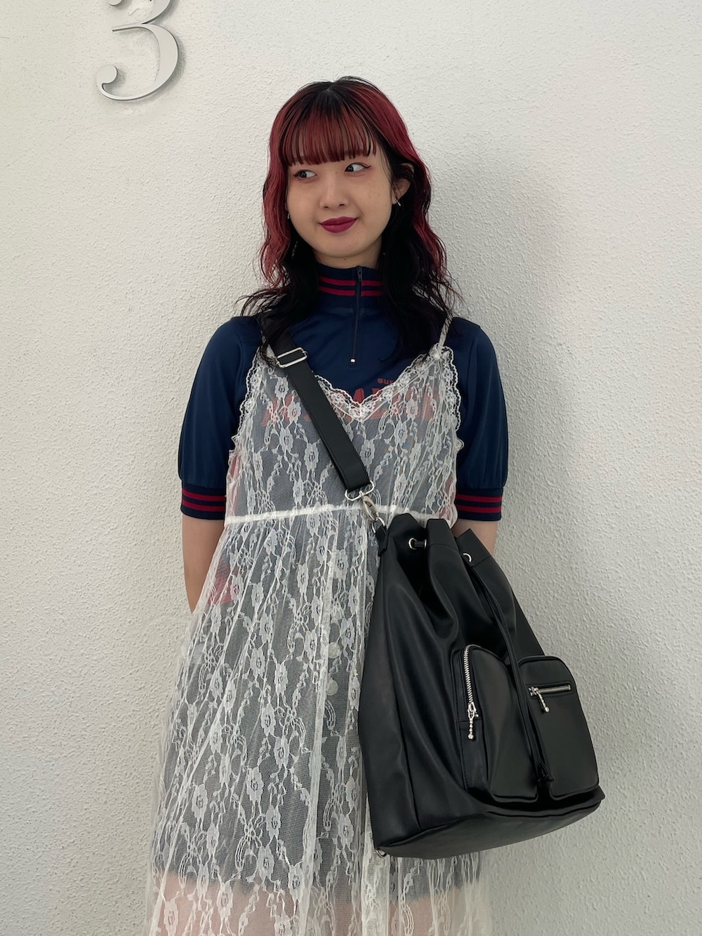 ブルー系のTシャツ/カットソー、ホワイト系のワンピース、ブラック系のバックパック/リュックを着用したレディースの春コーディネートの4枚目の写真