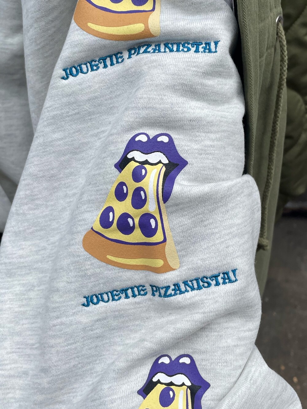 グリーン系のモッズコート、ブラック系のスカート、ブラック系のブーツを着用したレディースの秋コーディネートの8枚目の写真