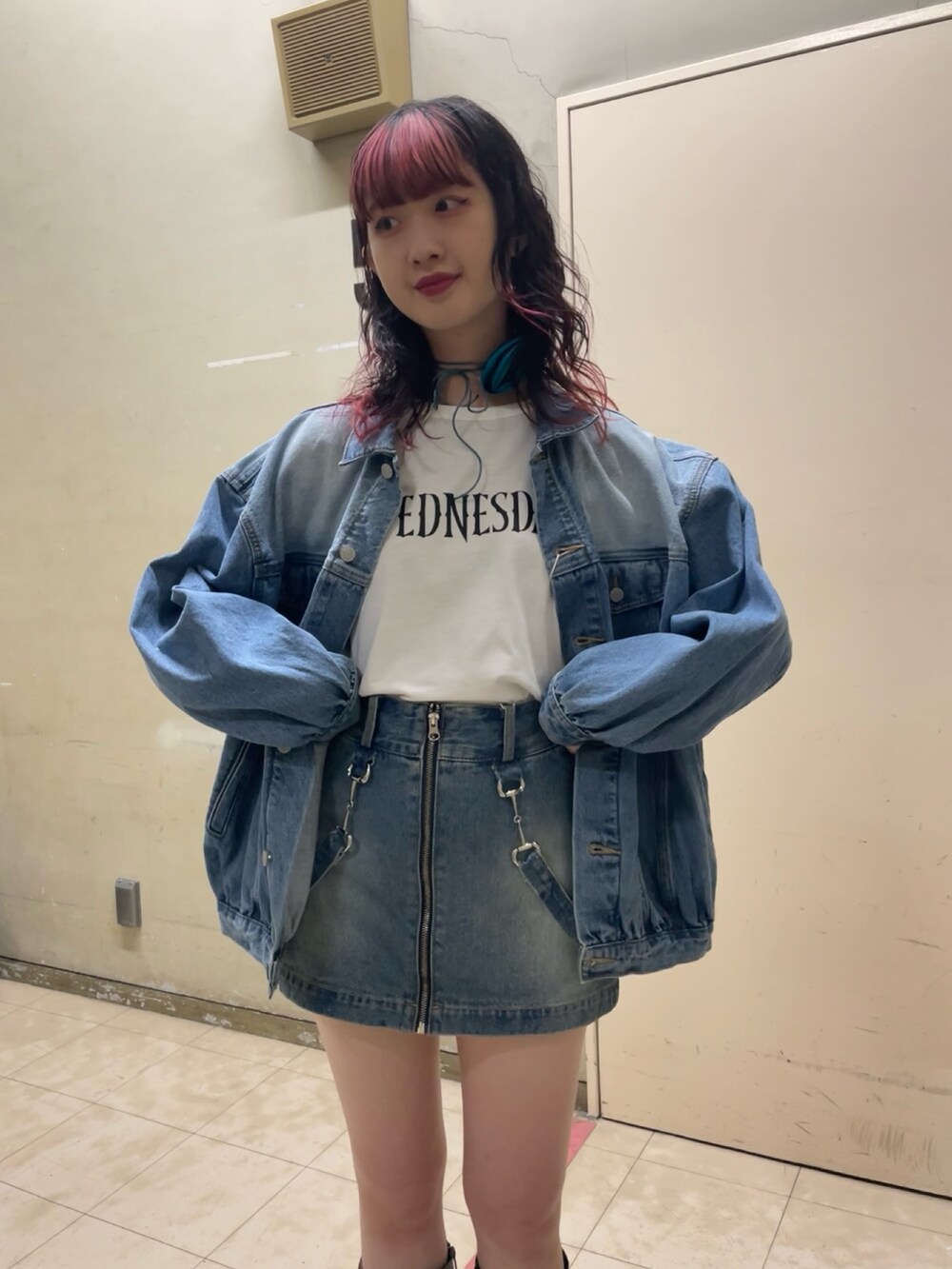 ブルー系のデニムジャケット、ホワイト系のTシャツ/カットソー、ブルー系のスカートを着用したレディースの春コーディネートの4枚目の写真