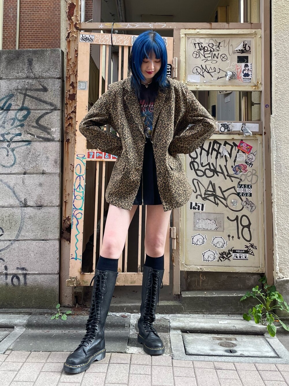 ブラック系のTシャツ/カットソー、ブラック系のブーツ、ブラウン系のテーラードジャケットを着用したレディースの冬コーディネートの2枚目の写真