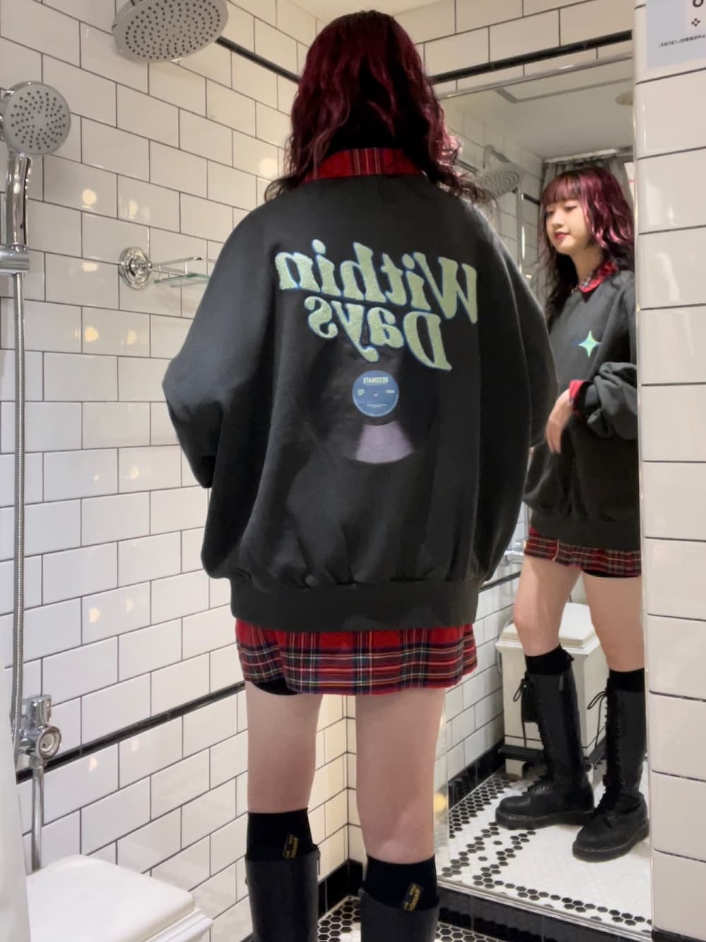 ブラック系のTシャツ/カットソー、レッド系のワンピース、ブラック系のブーツを着用したレディースの秋コーディネートの3枚目の写真