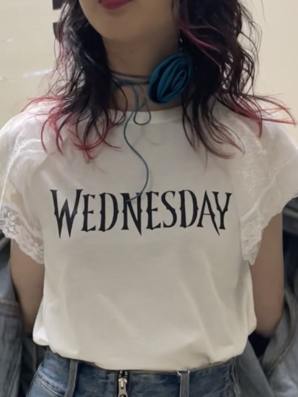 ブルー系のデニムジャケット、ホワイト系のTシャツ/カットソー、ブルー系のスカートを着用したレディースの春コーディネートの5枚目の写真