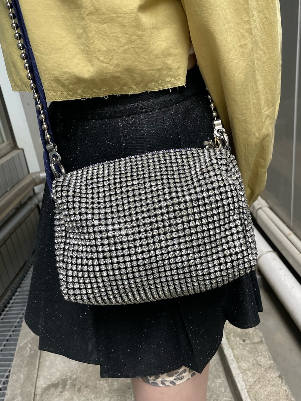 イエロー系のシャツ/ブラウス、ホワイト系のショルダーバッグ、ブラック系のその他シューズを着用したレディースの夏コーディネートの7枚目の写真