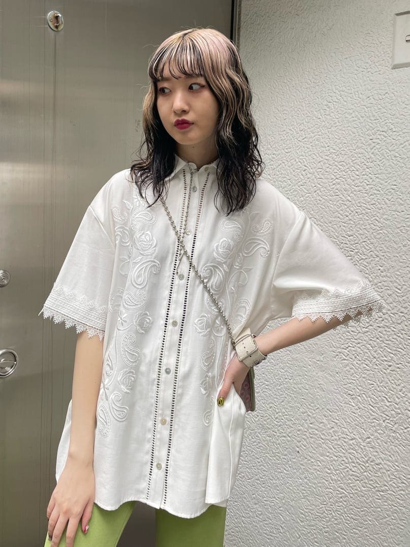 ピンク系のハンドバッグ、グリーン系のその他パンツ、オレンジ系のシャツ/ブラウスを着用したレディースの夏コーディネートの4枚目の写真