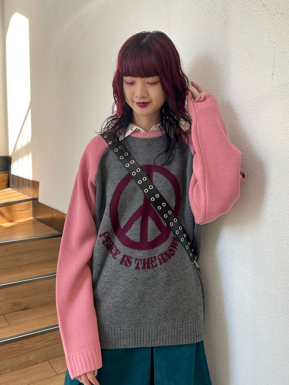 グレー系のニット/セーター、ホワイト系のシャツ/ブラウス、ブルー系のワンピースを着用したレディースの秋コーディネートの4枚目の写真