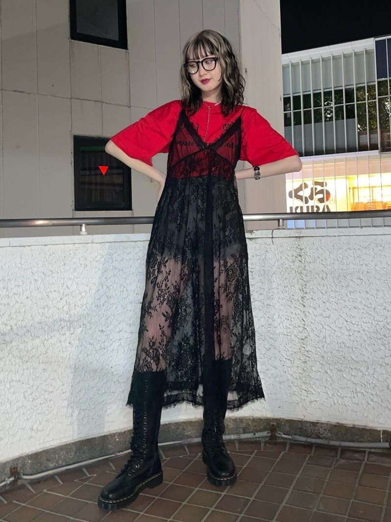 ブラック系のブーツ、ブラック系のデニムパンツ、ブラック系のワンピースを着用したレディースの春コーディネートの2枚目の写真