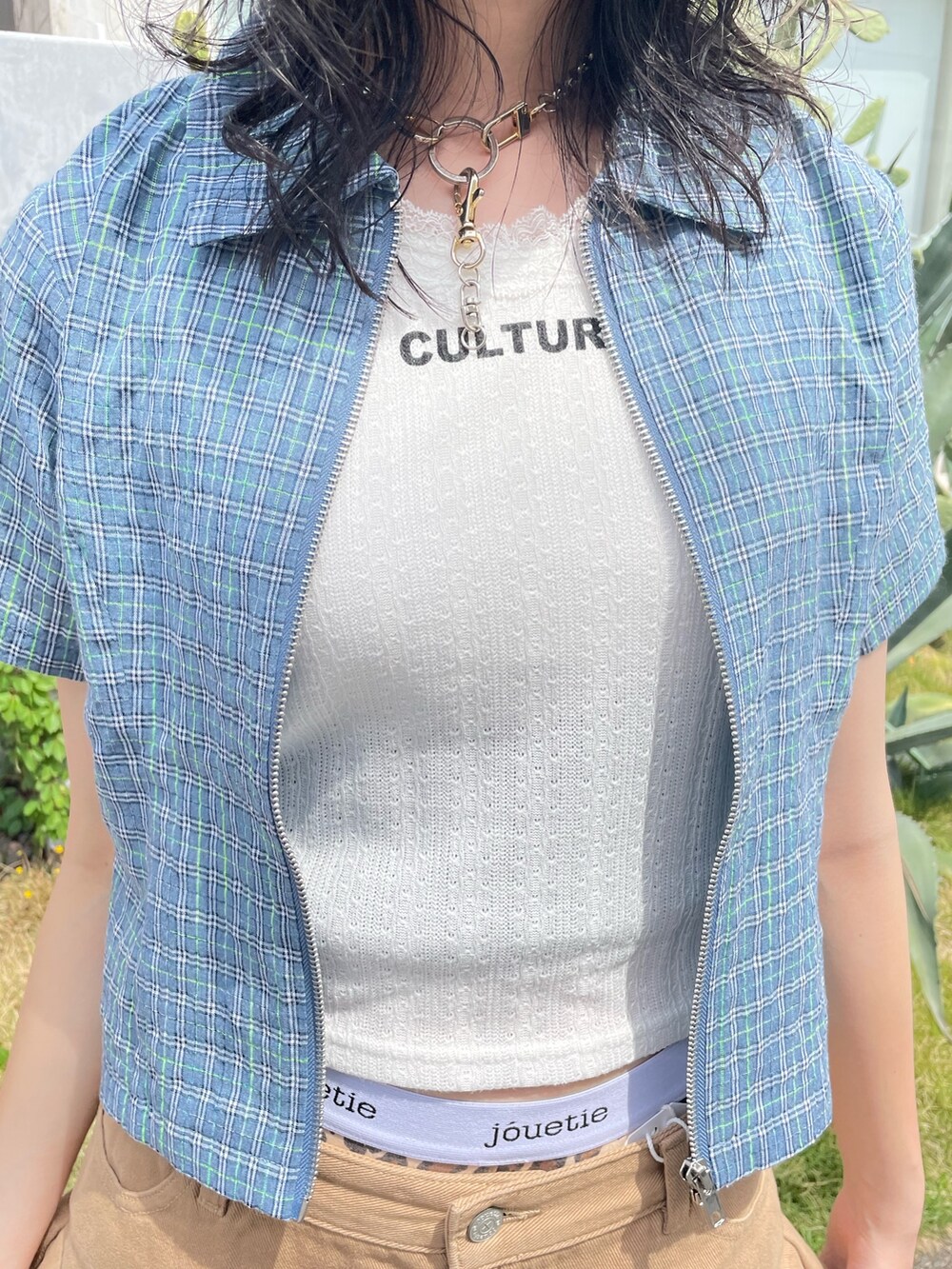 ブルー系のシャツ/ブラウス、ホワイト系のタンクトップ、ベージュ系のデニムパンツを着用したレディースの春コーディネートの5枚目の写真