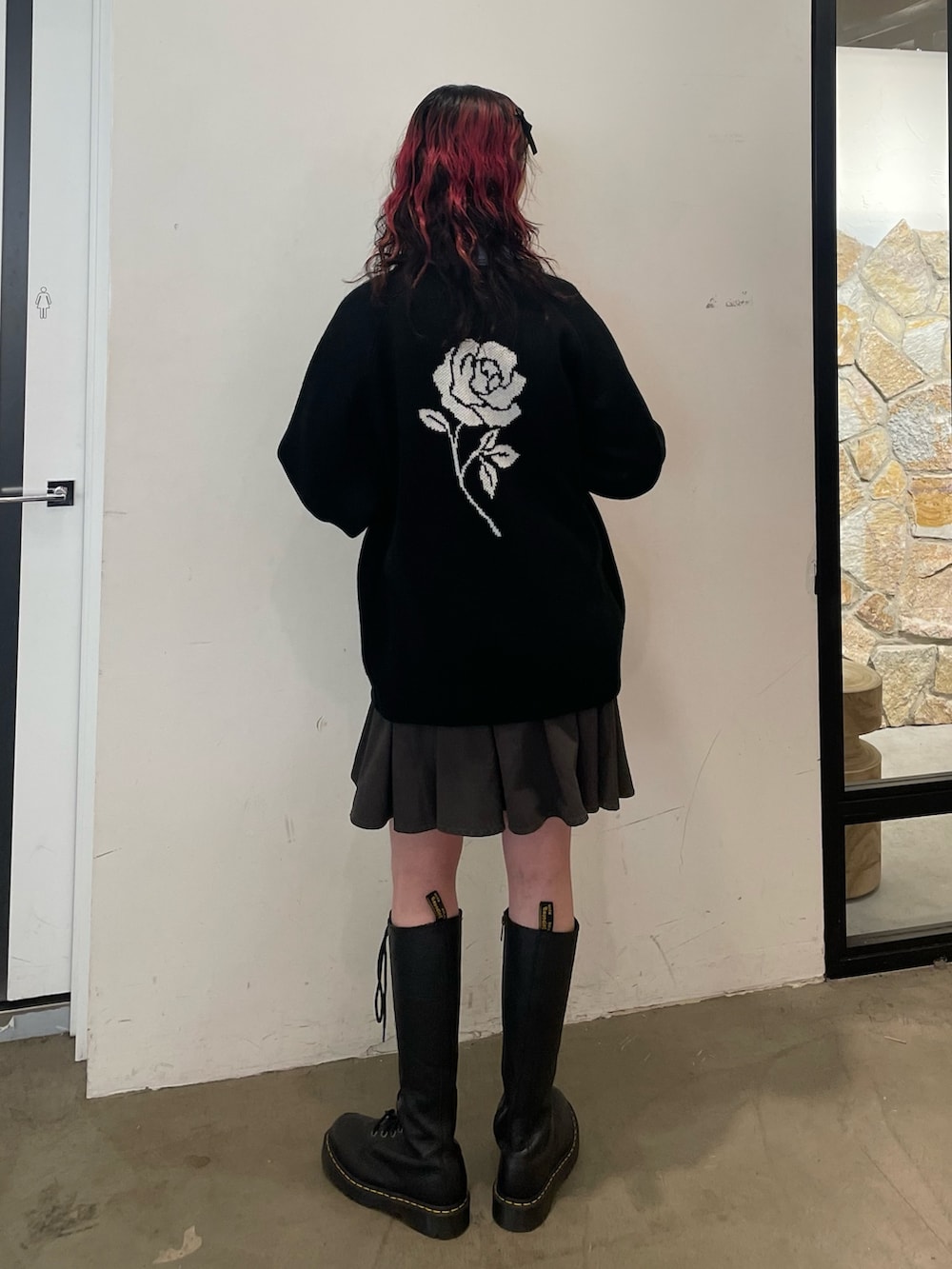 ブルー系のシャツ/ブラウス、ブラック系のニット/セーター、ブラック系のスカートを着用したレディースの冬コーディネートの3枚目の写真