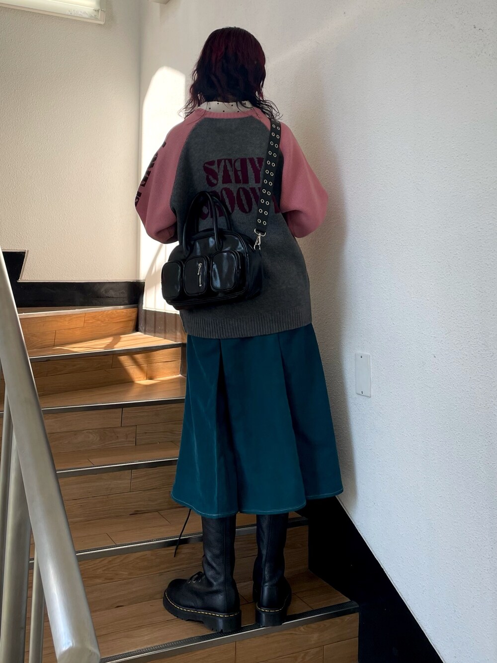 グレー系のニット/セーター、ホワイト系のシャツ/ブラウス、ブルー系のワンピースを着用したレディースの秋コーディネートの3枚目の写真