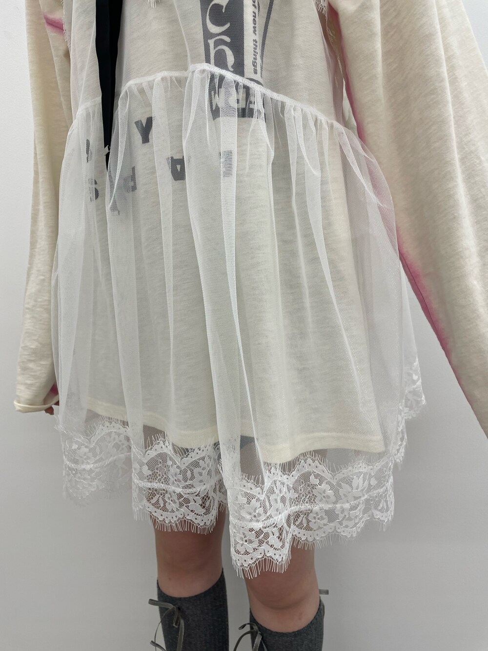 ホワイト系のTシャツ/カットソー、ホワイト系のTシャツ/カットソー、ブラック系のブーツを着用したレディースの春コーディネートの7枚目の写真