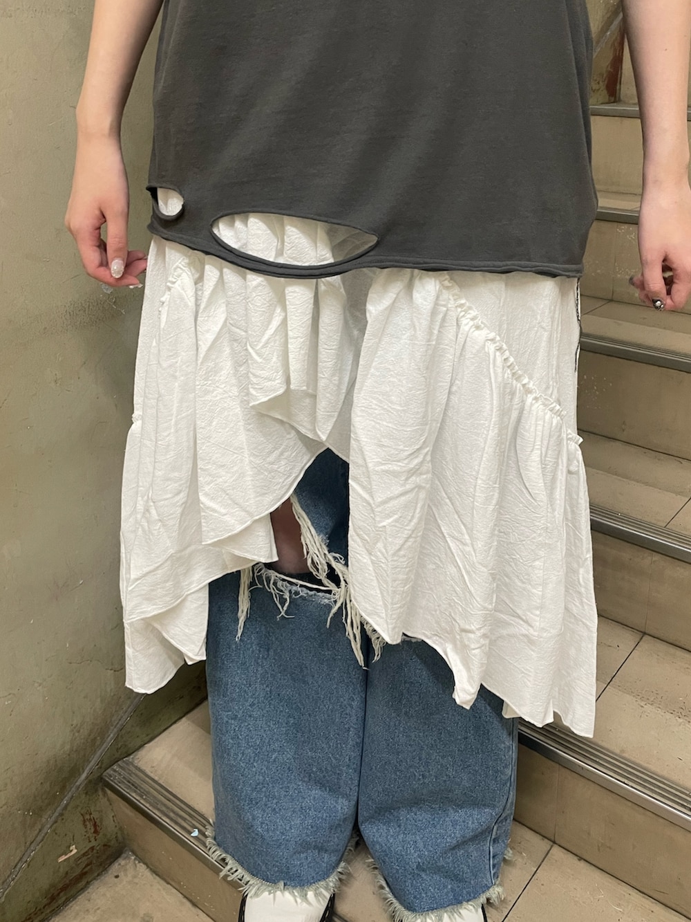 ブラック系のTシャツ/カットソー、ホワイト系のスカート、ブラック系のバックパック/リュックを着用したレディースの夏コーディネートの6枚目の写真