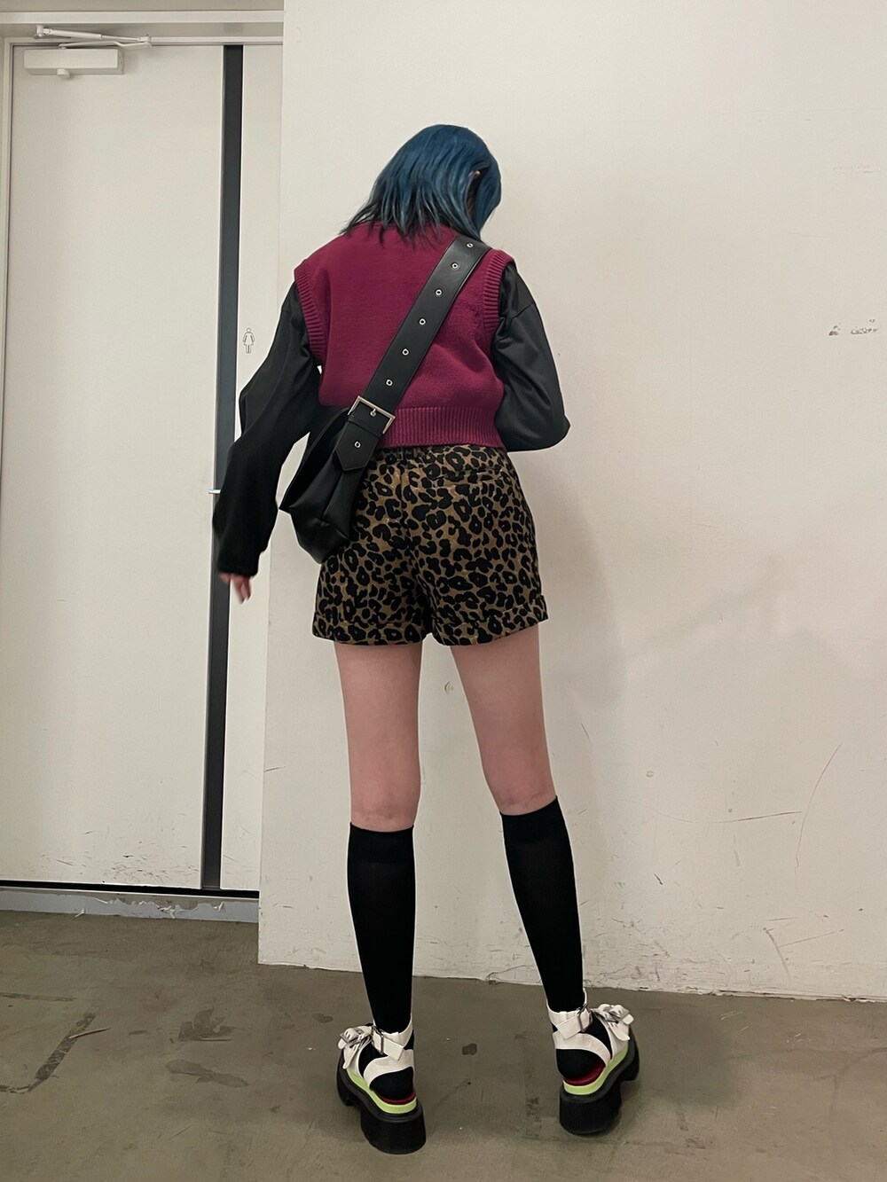 ピンク系のベスト、ブラウン系のその他パンツ、ホワイト系のサンダルを着用したレディースの春コーディネートの3枚目の写真