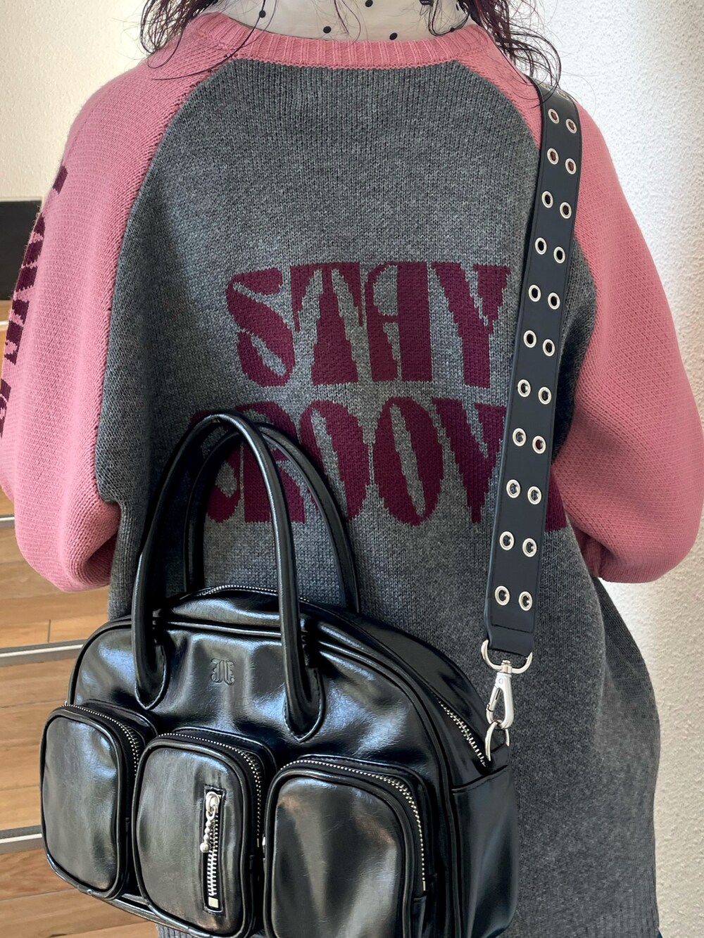 グレー系のニット/セーター、ホワイト系のシャツ/ブラウス、ブルー系のワンピースを着用したレディースの秋コーディネートの7枚目の写真