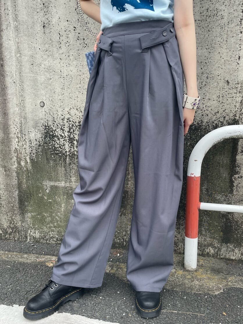 その他のトートバッグ、ブルー系のTシャツ/カットソー、グレー系のその他パンツを着用したレディースの春コーディネートの7枚目の写真