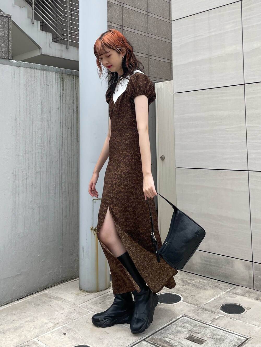 ブラウン系のワンピース、ホワイト系のタンクトップ、ブラック系のハンドバッグを着用したレディースの夏コーディネートの3枚目の写真