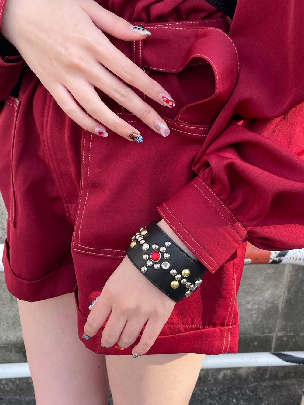 ブラック系のサンダル、レッド系のつなぎ/オールインワン、ブラック系のショルダーバッグを着用したレディースの春コーディネートの8枚目の写真