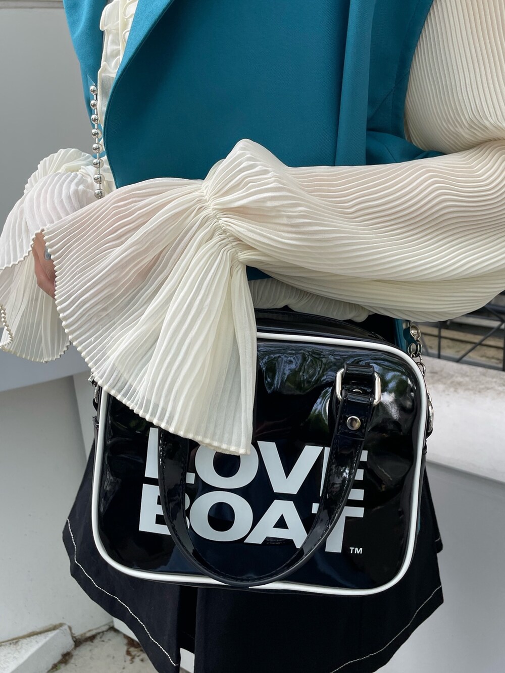 ホワイト系のシャツ/ブラウス、ブルー系のテーラードジャケット、ブラック系のその他パンツを着用したレディースの春コーディネートの6枚目の写真