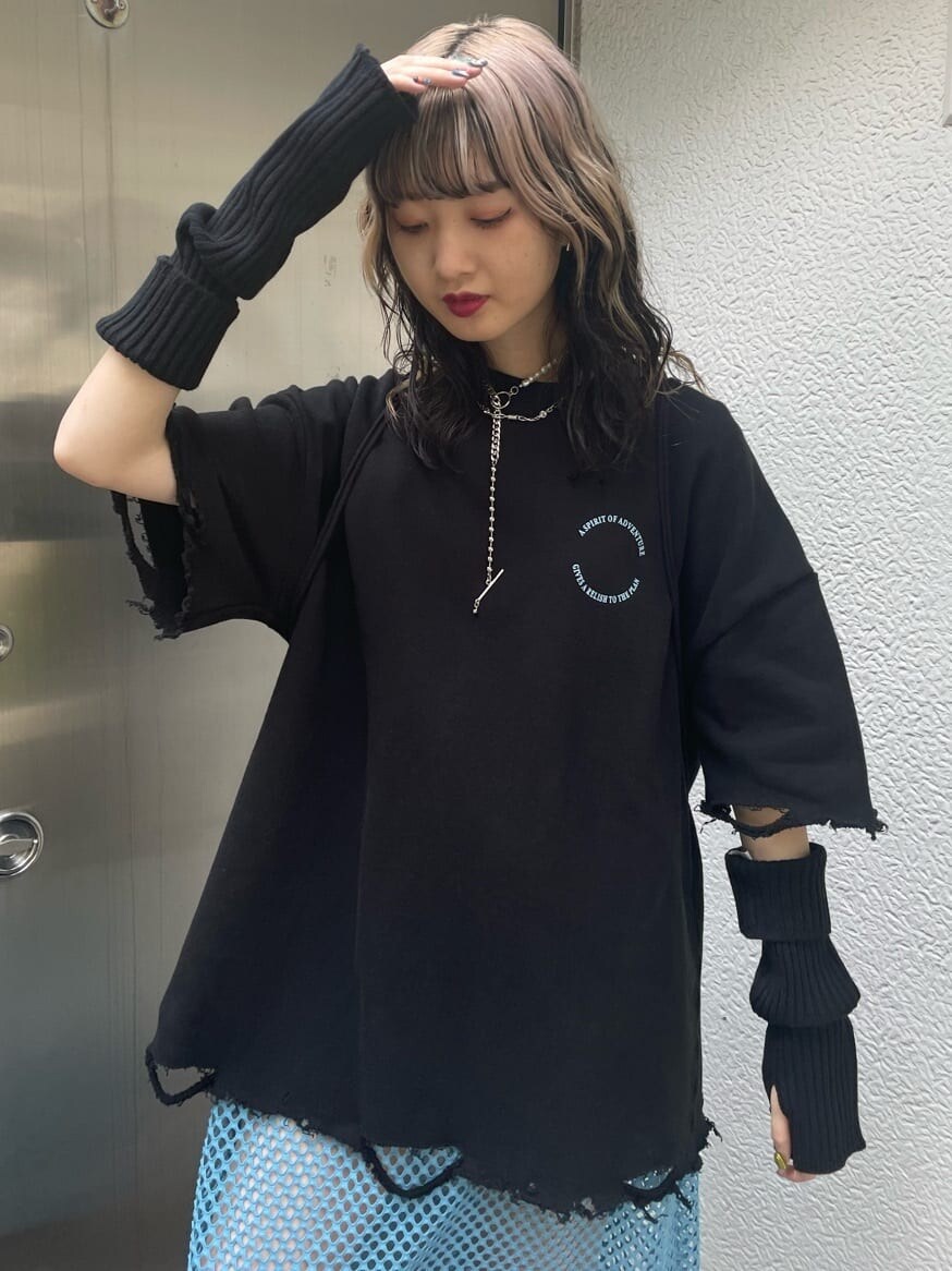 ブラック系のその他シューズ、ブラック系のバックパック/リュック、ブラック系のTシャツ/カットソーを着用したレディースの夏コーディネートの4枚目の写真