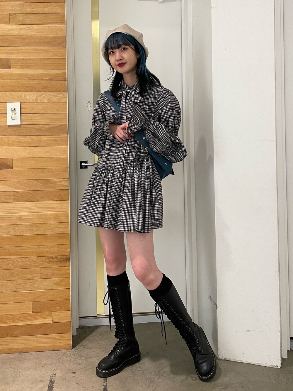 その他のシャツ/ブラウス、ブルー系のメッセンジャーバッグ、ブラック系のブーツを着用したレディースの冬コーディネートの2枚目の写真