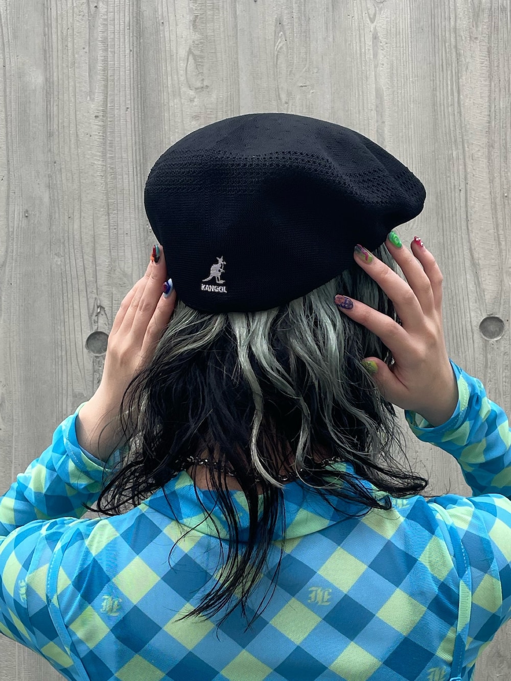 ブルー系のワンピース、ブルー系のシャツ/ブラウス、ブラック系のブーツを着用したレディースの春コーディネートの5枚目の写真