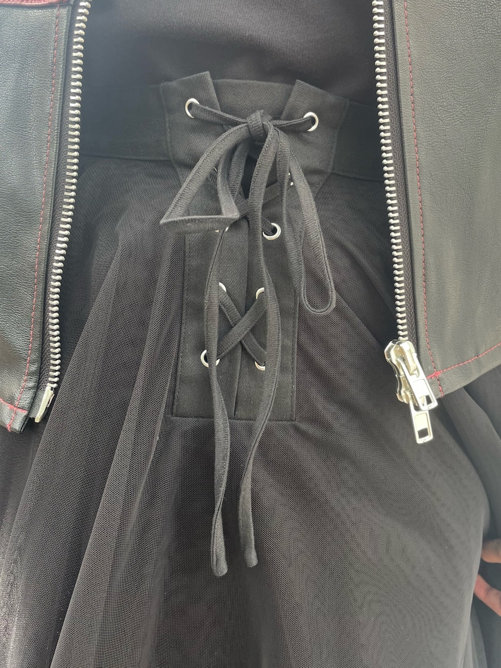 その他のベスト、ブラック系のTシャツ/カットソー、ブラック系のスカートを着用したレディースの春コーディネートの7枚目の写真