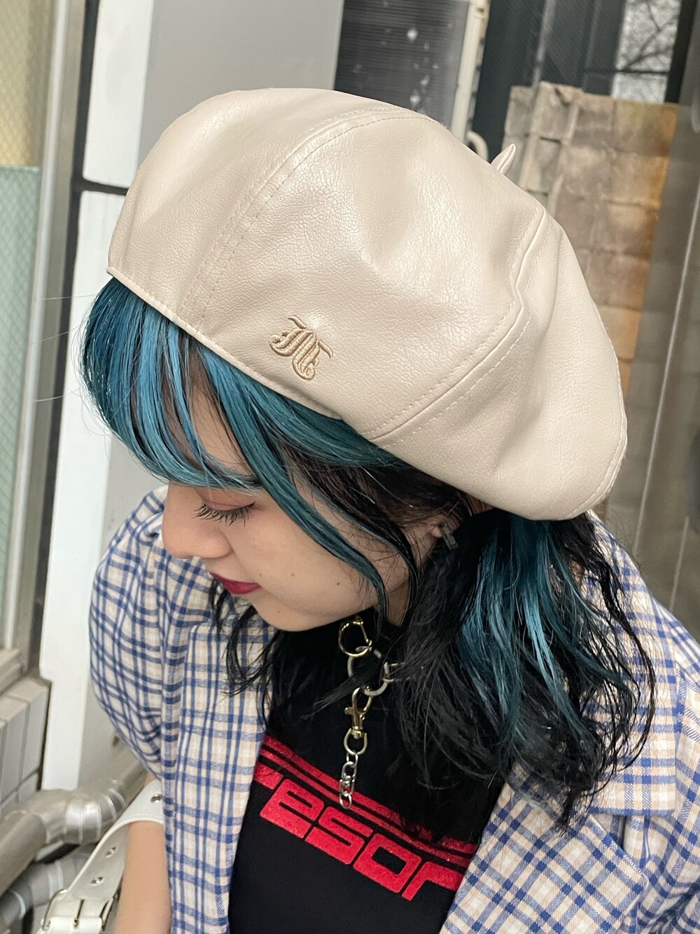 ブルー系のその他パンツ、ブルー系のテーラードジャケット、ブラック系のTシャツ/カットソーを着用したレディースの春コーディネートの9枚目の写真