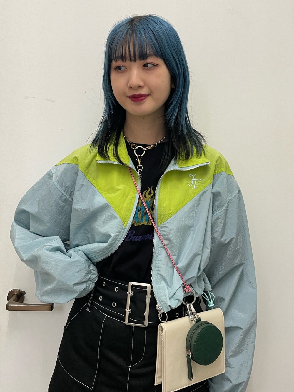 ブルー系のブルゾン、ブラック系のTシャツ/カットソー、ブラック系のその他パンツを着用したレディースの冬コーディネートの4枚目の写真