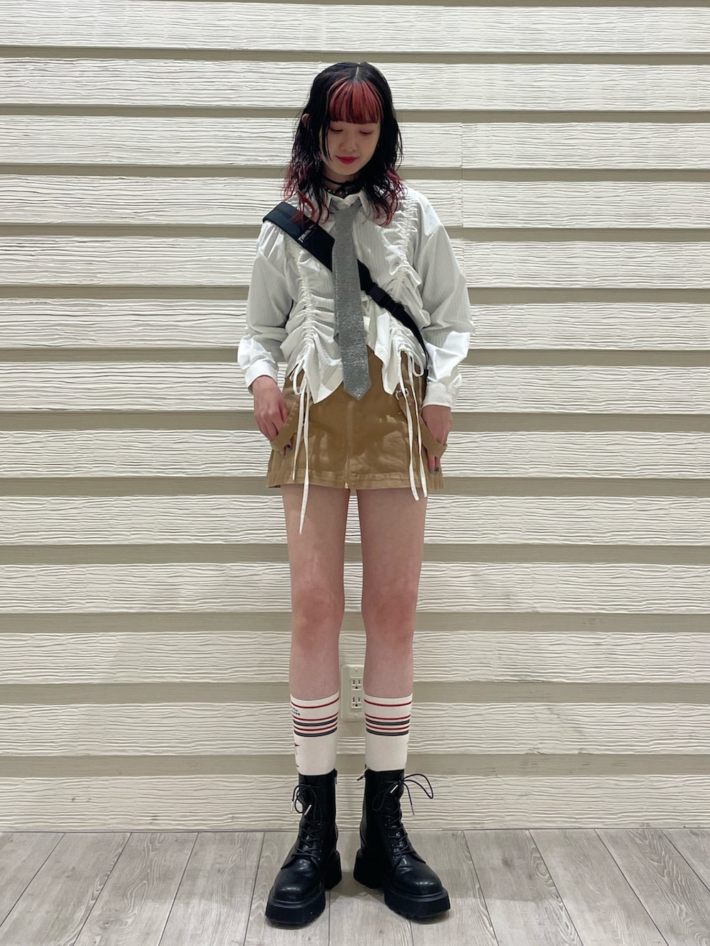 ブラック系のバックパック/リュック、シルバー系のネクタイ、ホワイト系のシャツ/ブラウスを着用したレディースの春コーディネートの2枚目の写真