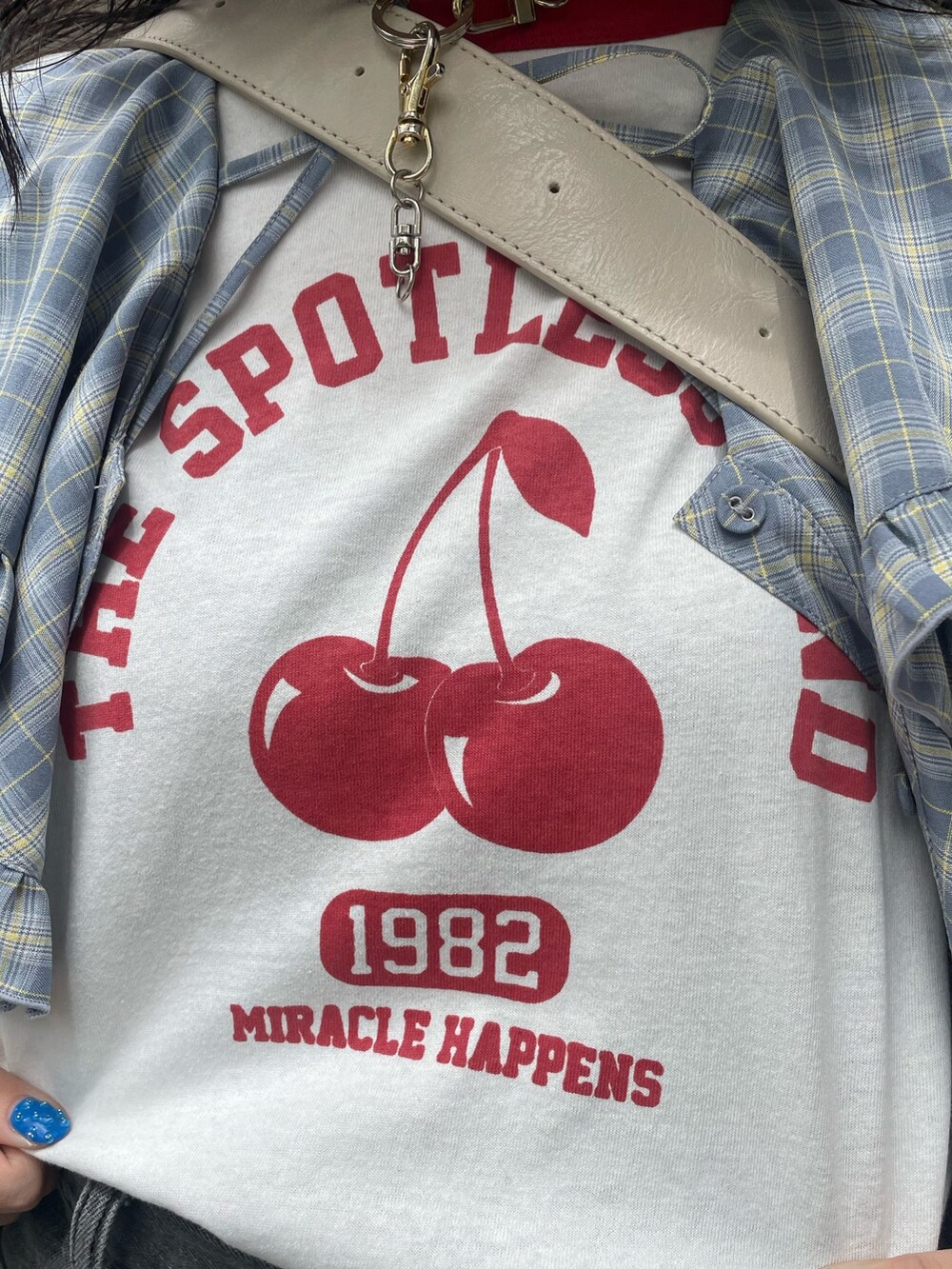 ブルー系のワンピース、ブラック系のデニムパンツ、ホワイト系のショルダーバッグを着用したレディースの春コーディネートの5枚目の写真