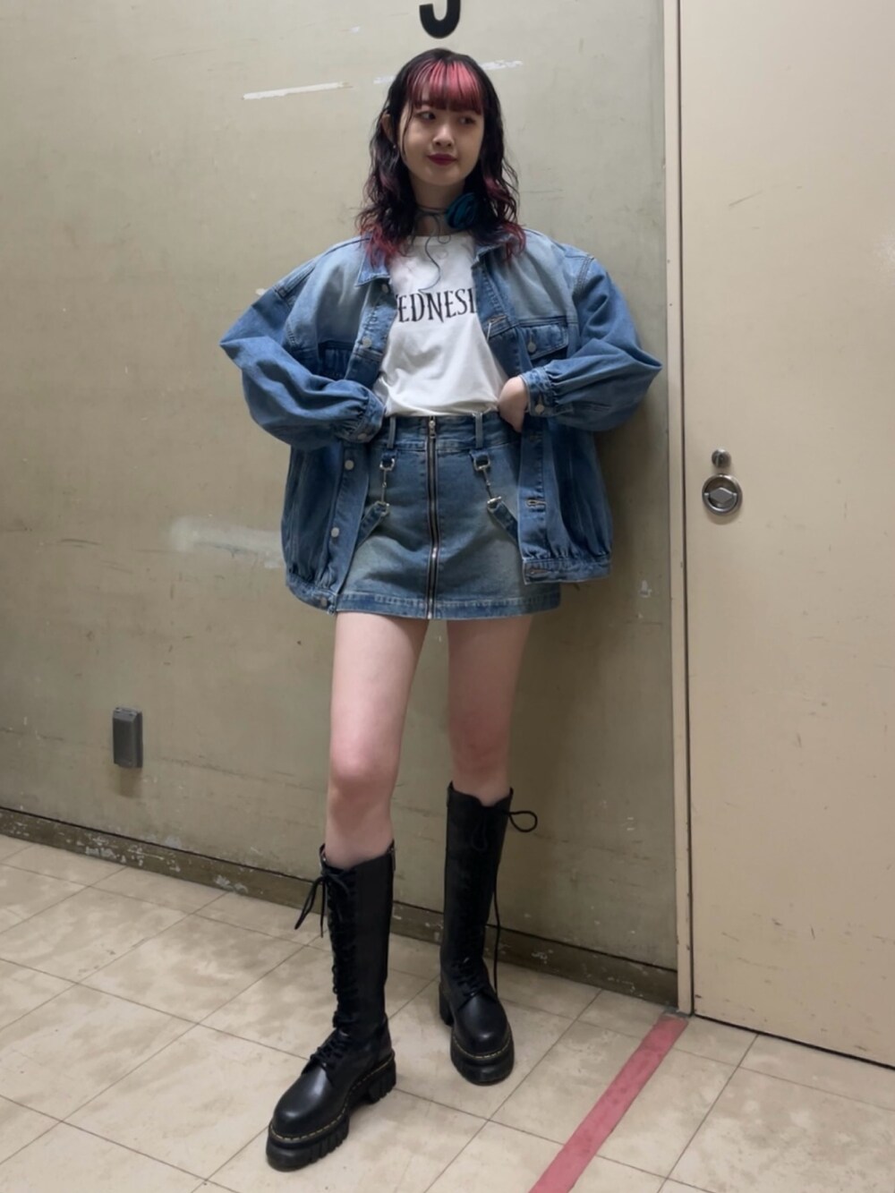 ブルー系のデニムジャケット、ホワイト系のTシャツ/カットソー、ブルー系のスカートを着用したレディースの春コーディネートの2枚目の写真