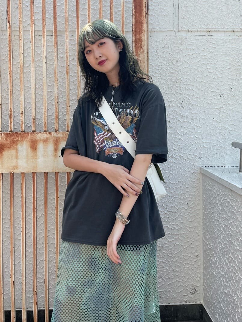 ブラック系のブーツ、ブラック系のTシャツ/カットソー、グリーン系のワンピースを着用したレディースの夏コーディネートの5枚目の写真