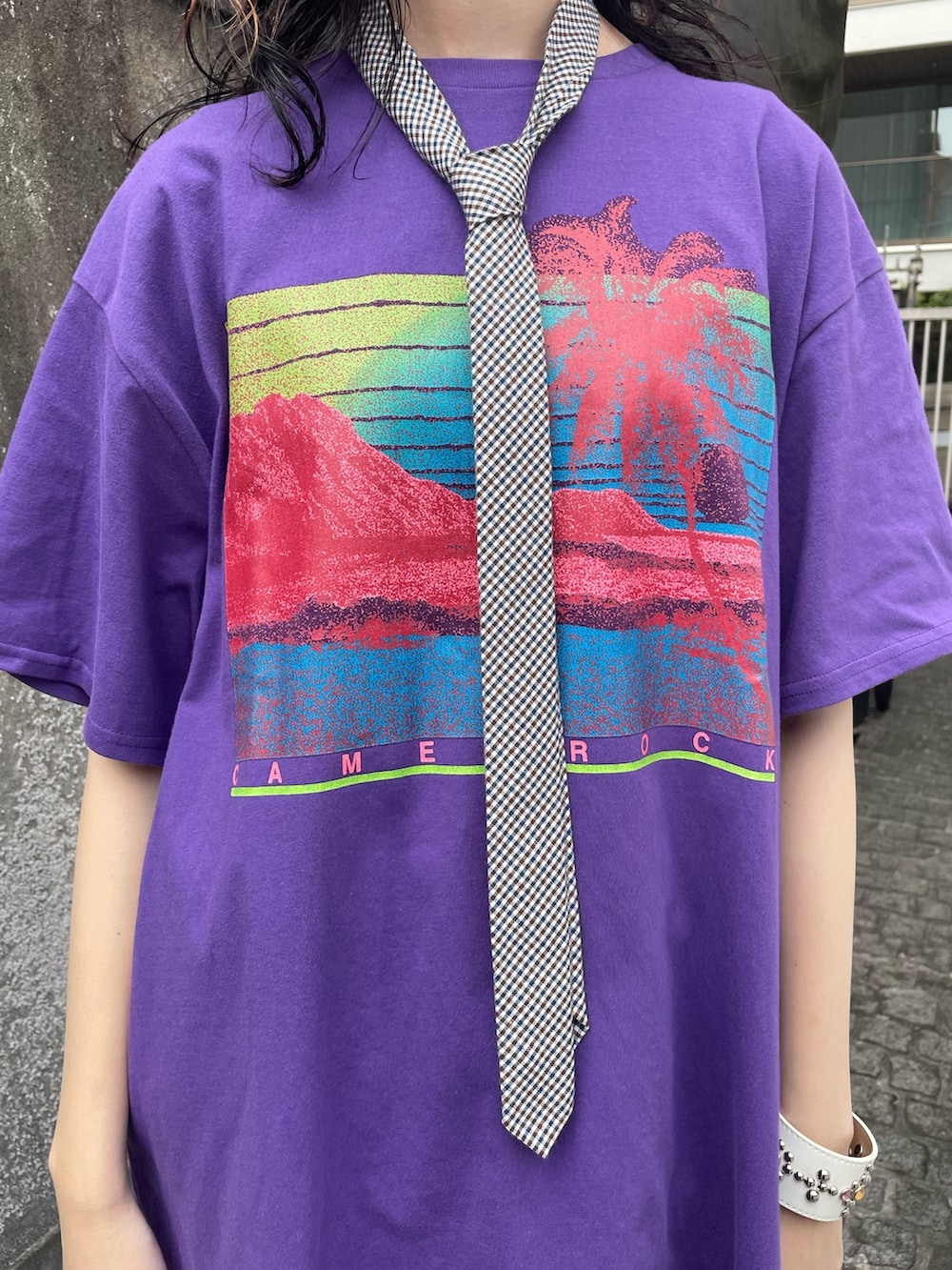 パープル系のTシャツ/カットソー、ブラウン系のネクタイ、ホワイト系のバングル/リストバンドを着用したレディースの夏コーディネートの6枚目の写真