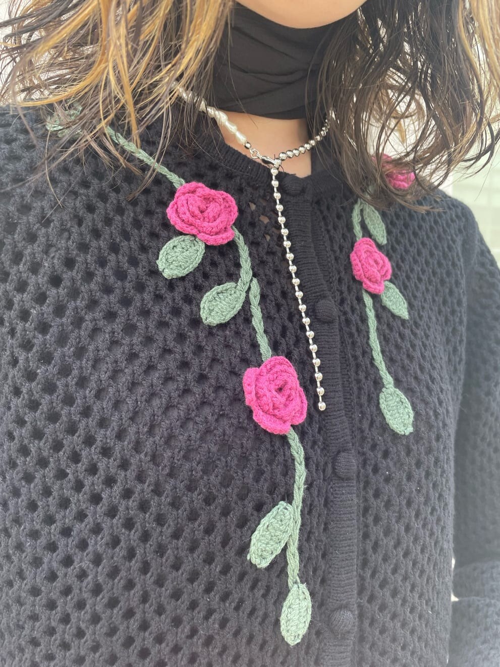 ブラック系のシャツ/ブラウス、ピンク系のスラックス、ブラック系のショルダーバッグを着用したレディースの春コーディネートの7枚目の写真