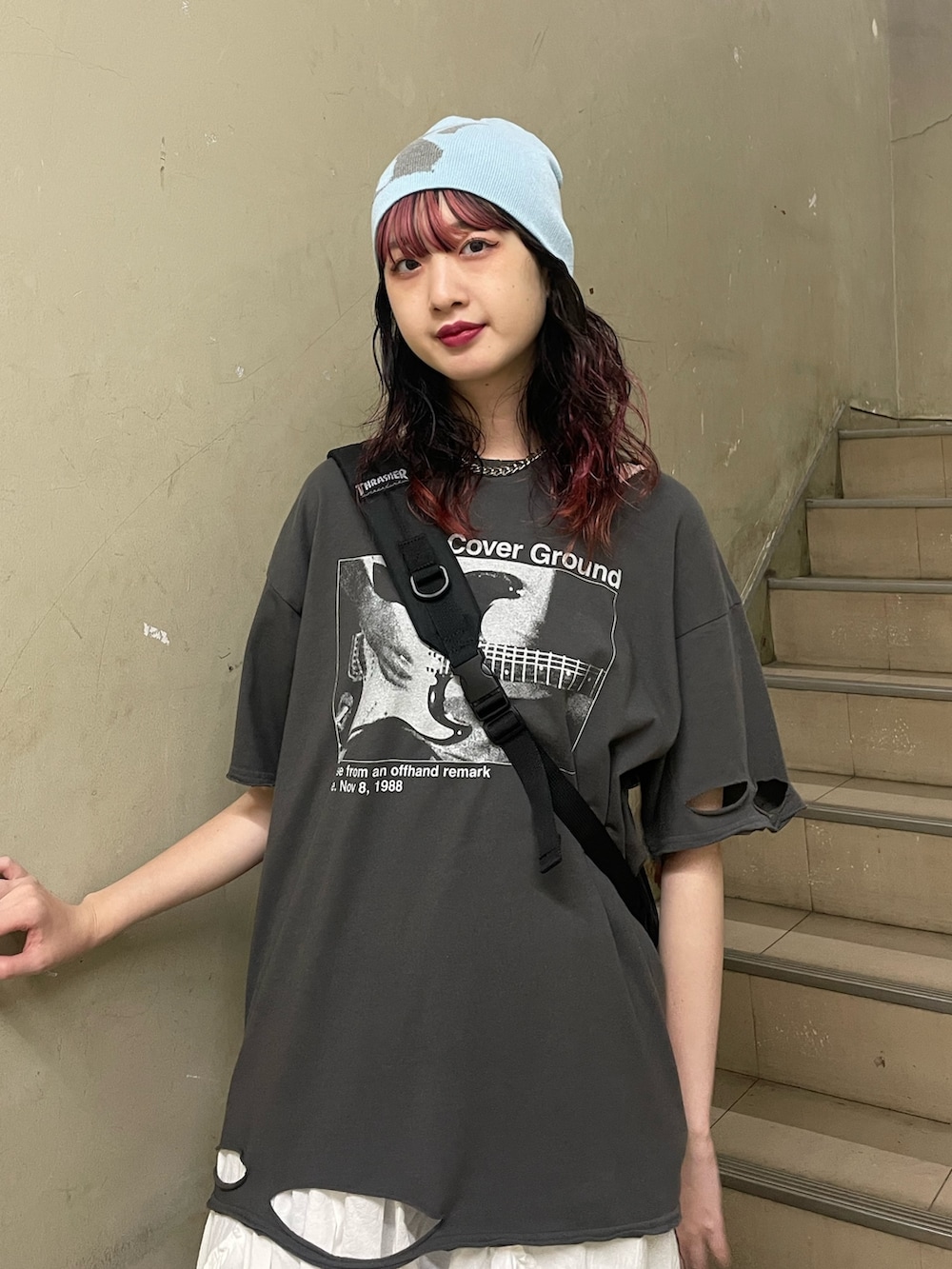 ブラック系のTシャツ/カットソー、ホワイト系のスカート、ブラック系のバックパック/リュックを着用したレディースの夏コーディネートの4枚目の写真