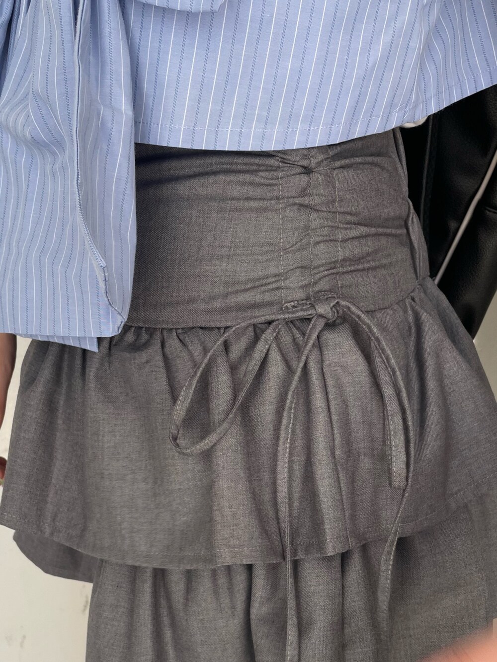 ホワイト系のTシャツ/カットソー、ブルー系のシャツワンピース、グレー系のスカートを着用したレディースの夏コーディネートの7枚目の写真