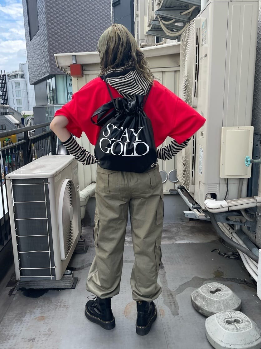 ブラック系のその他シューズ、ブラック系のバックパック/リュック、ベージュ系のカーゴパンツを着用したレディースの夏コーディネートの3枚目の写真