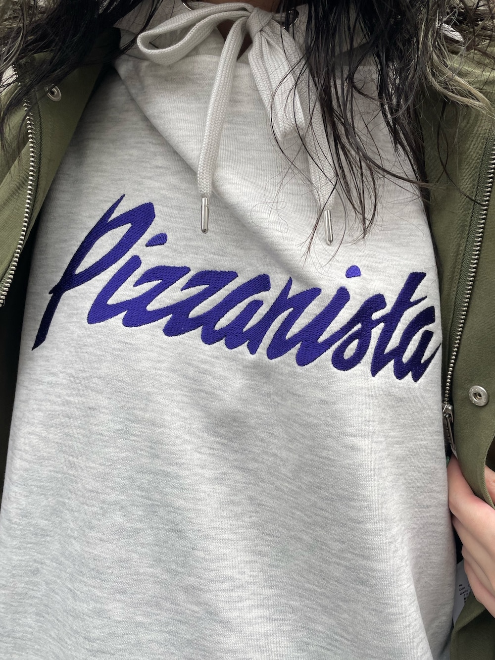 グリーン系のモッズコート、ブラック系のスカート、ブラック系のブーツを着用したレディースの秋コーディネートの7枚目の写真