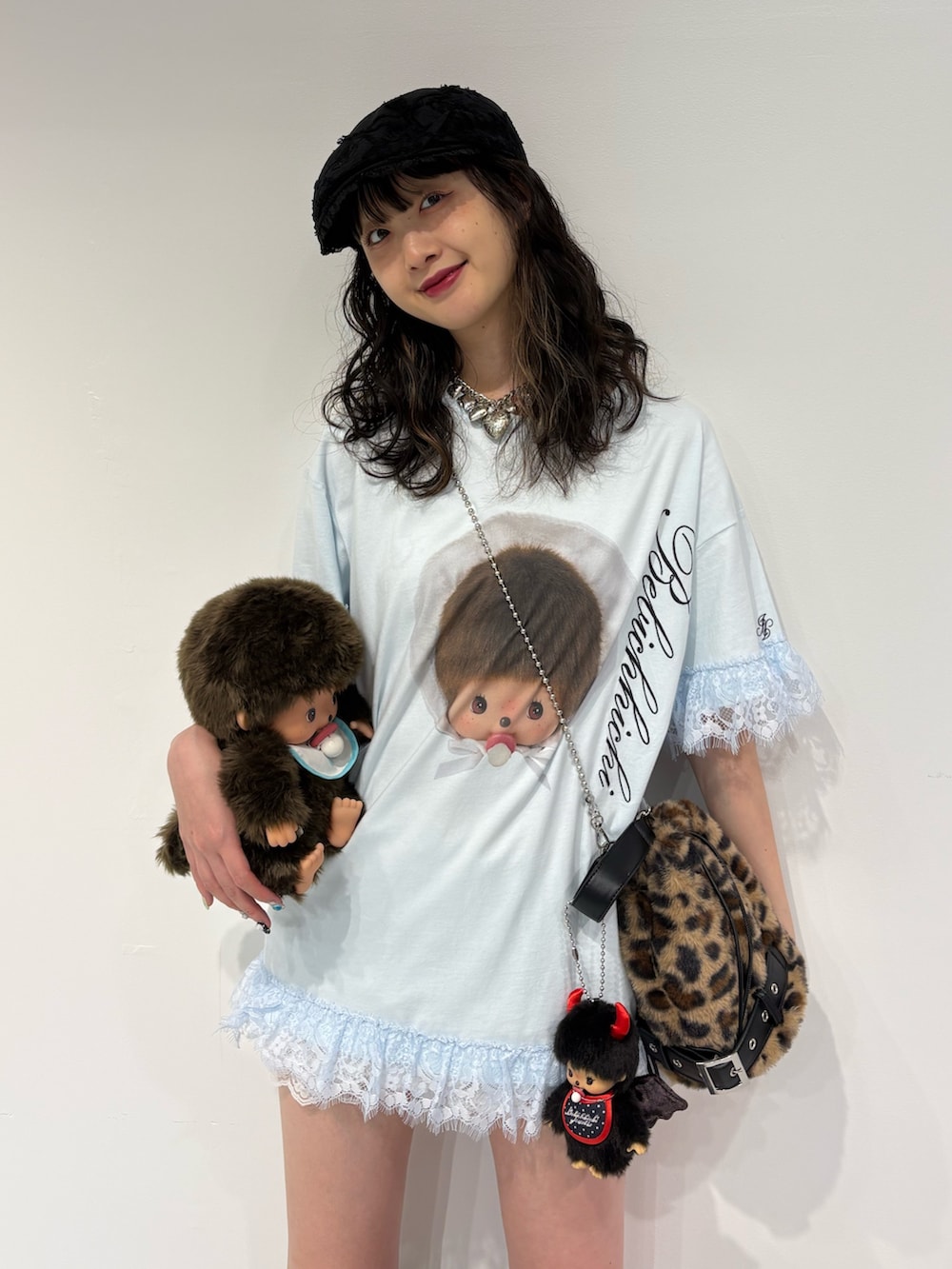 ブルー系のTシャツ/カットソー、ブラック系のその他雑貨、ブラック系のハンチング/ベレー帽を着用したレディースの春コーディネートの5枚目の写真