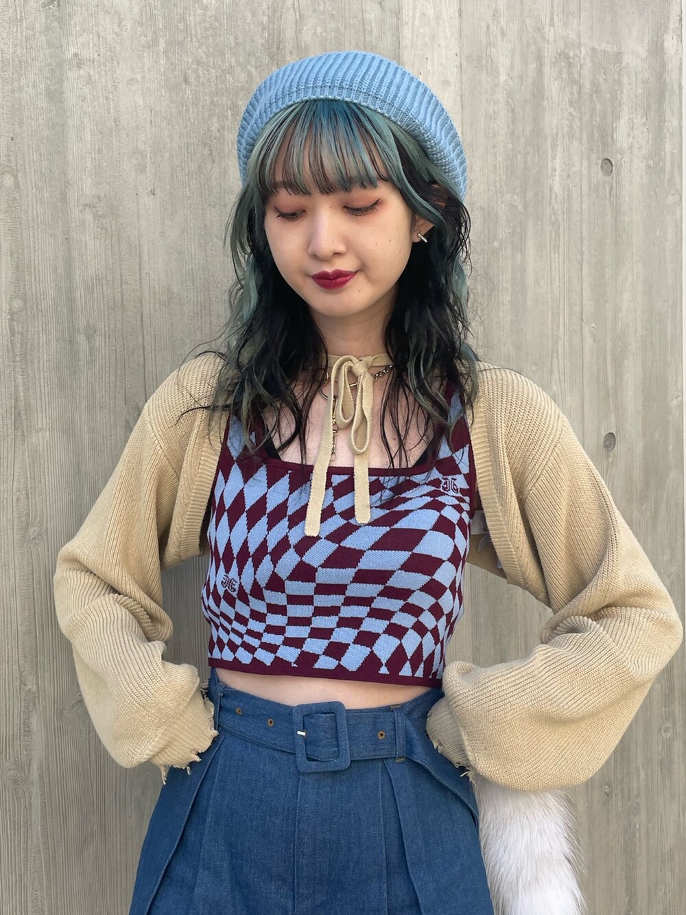 ベージュ系のニット/セーター、ブルー系のその他パンツ、ブラック系のブーツを着用したレディースの冬コーディネートの3枚目の写真