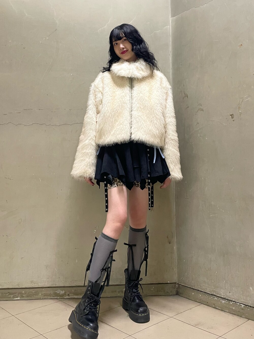 ホワイト系のその他アウター、ブルー系のシャツ/ブラウス、ブラック系のスカートを着用したレディースの秋コーディネートの2枚目の写真