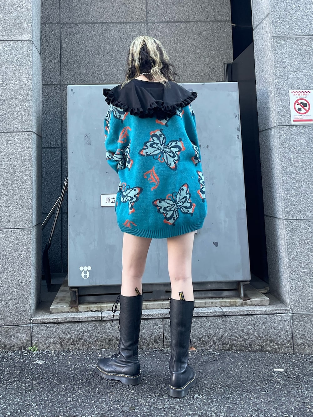 ブラック系のシャツ/ブラウス、ブルー系のカーディガン/ボレロ、グレー系のその他パンツを着用したレディースの冬コーディネートの3枚目の写真