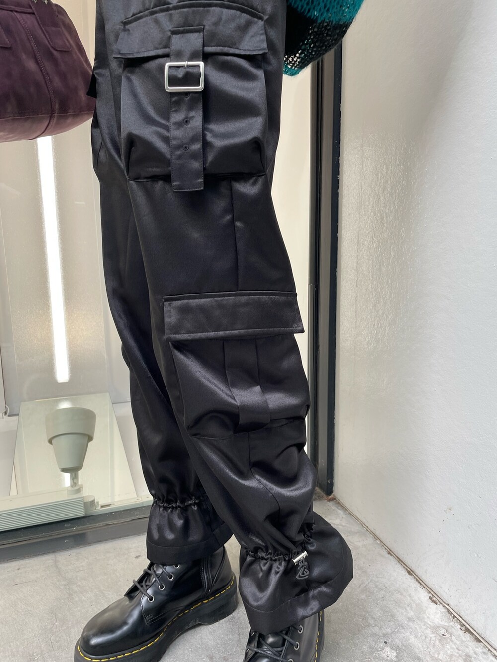 ブラック系のニット/セーター、ブラック系のシャツ/ブラウス、ブラック系のカーゴパンツを着用したレディースの夏コーディネートの7枚目の写真