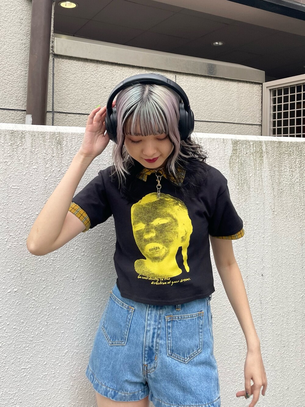 イエロー系のシャツ/ブラウス、ブラック系のTシャツ/カットソー、ブルー系のデニムパンツを着用したレディースの春コーディネートの4枚目の写真