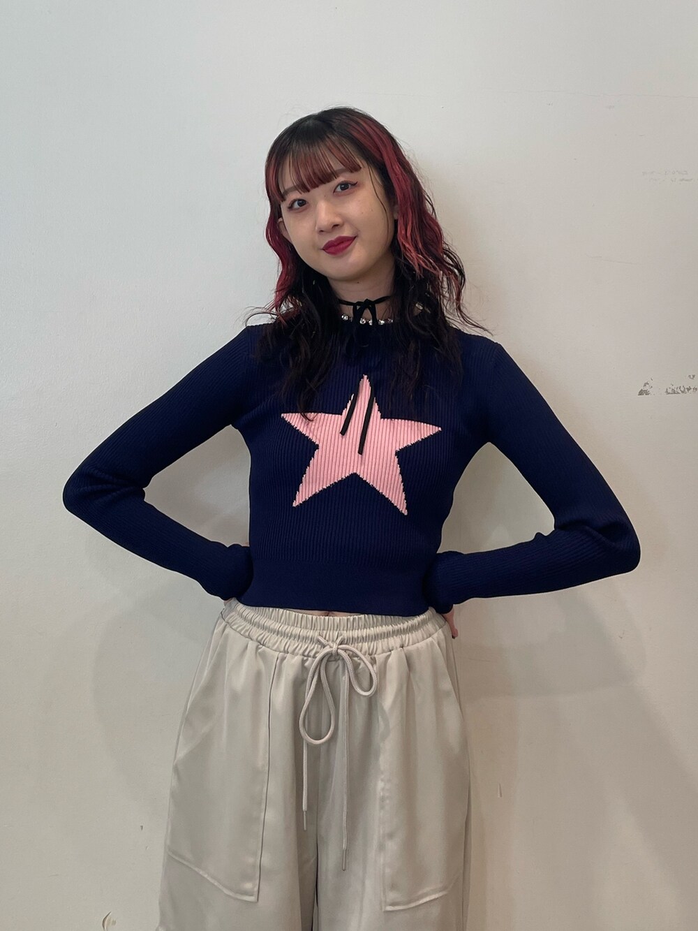 ホワイト系のその他パンツ、ブラック系のその他シューズ、ブルー系のニット/セーターを着用したレディースの春コーディネートの6枚目の写真