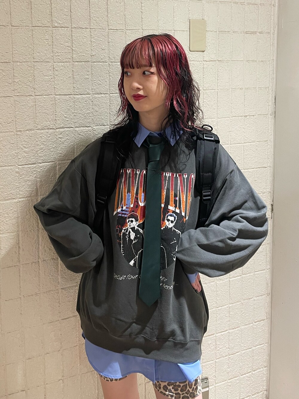 ブルー系のシャツ/ブラウス、グリーン系のネクタイ、ブラック系のスウェットを着用したレディースの秋コーディネートの4枚目の写真