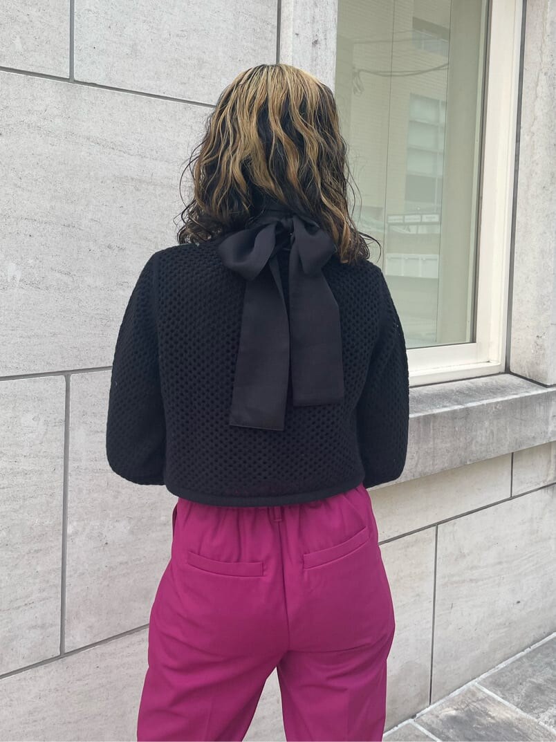 ブラック系のシャツ/ブラウス、ピンク系のスラックス、ブラック系のショルダーバッグを着用したレディースの春コーディネートの6枚目の写真