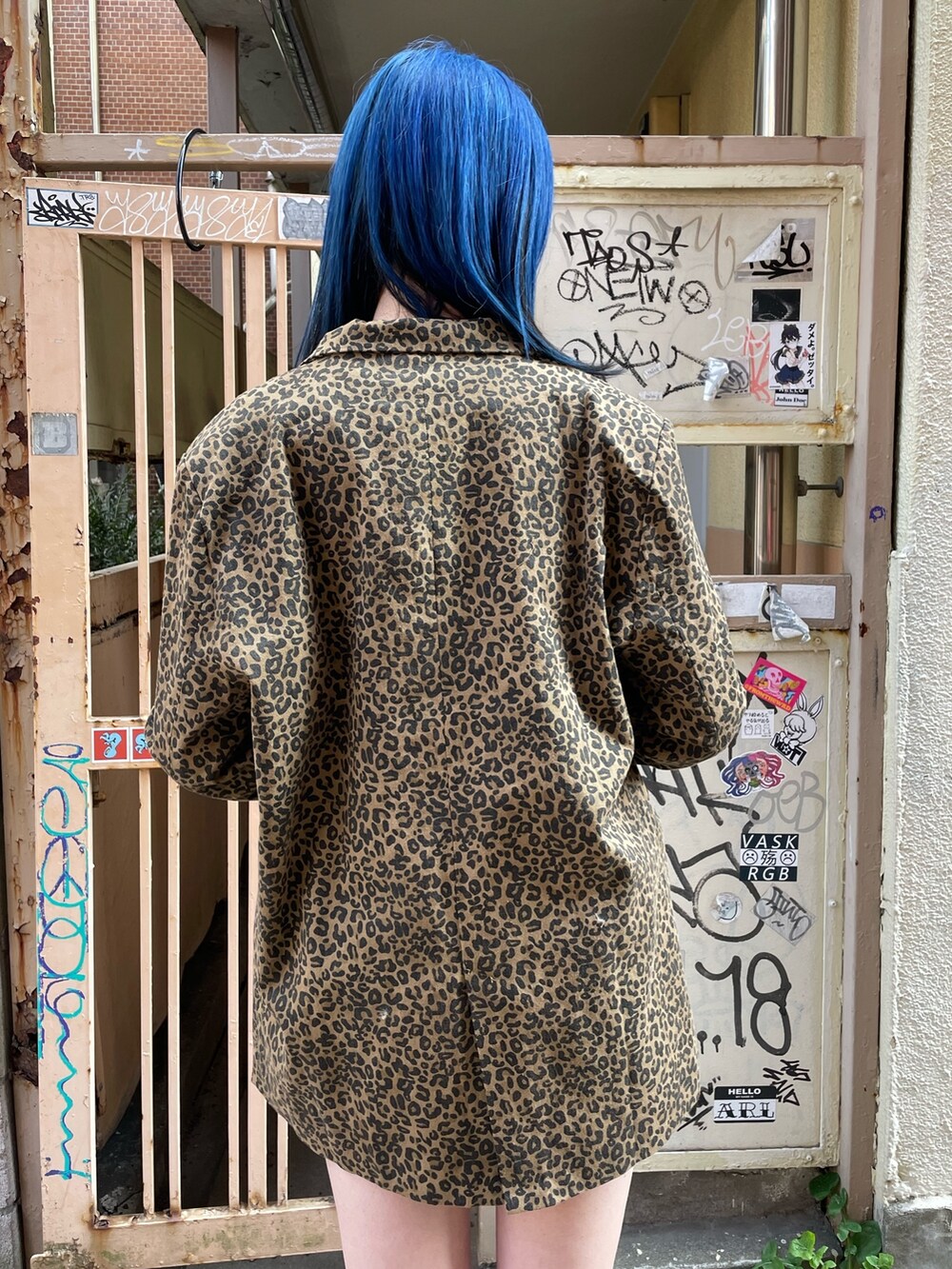 ブラック系のTシャツ/カットソー、ブラック系のブーツ、ブラウン系のテーラードジャケットを着用したレディースの冬コーディネートの7枚目の写真